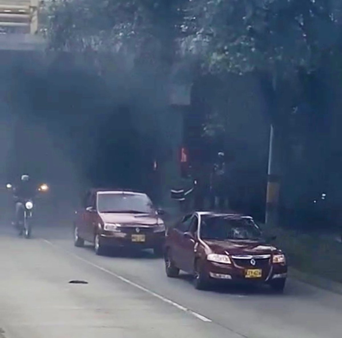 DAGRDMedellin's tweet photo. Unidades #BomberosMedellín controlaron incendio vehicular en soterrado de los puentes. No se reportan lesionados. Info oficial DAGRD Medellín. @AlcaldiadeMed Tomar rutas alternas este lugar. https://t.co/Adf8XoBcNt