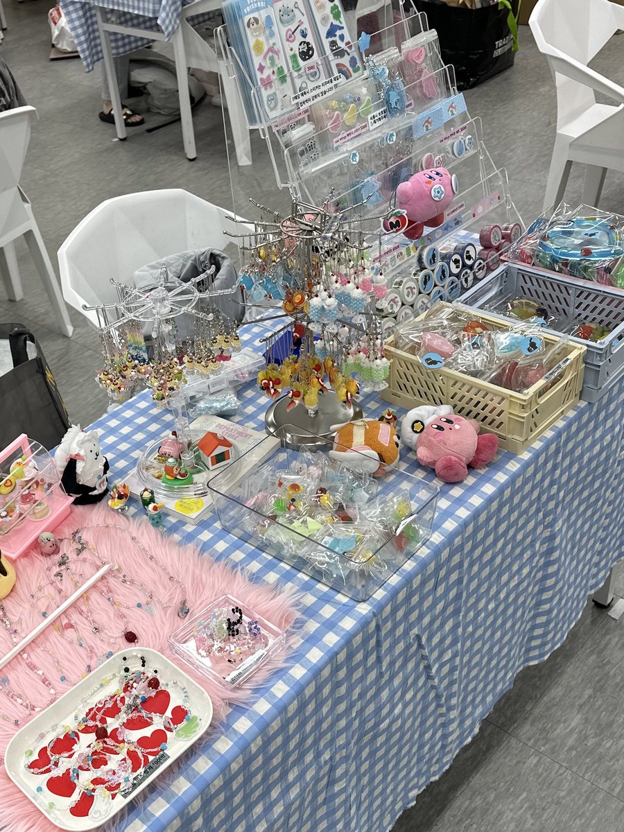 늦은 후기🥲 갓챠마켓 와주셨던 관람객분들, 셀러,주최진분들 모두 감사했습니다!💗 덕분에 응원 받아서 다음에 또 귀여운 것들을 잔뜩 만들어올게요!😚