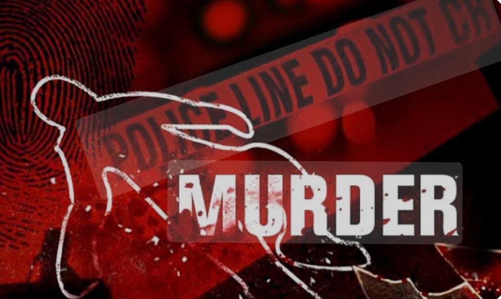 pulse_pune's tweet photo. #Pune News: Delivery Boy Stabbed To Death Over #Raincoat Dispute In #Narhe.....
.
.
A shocking incident of murder over a trivial dispute has come to light in Pune, where a delivery boy was stabbed to death by his friend over a raincoat. The incident occurred in the Narhe area near Sinhagad Road, Pune. According to the police, the victim, Aditya Waghmare, and the accused, Suresh Bhilare, were friends and colleagues working at a pizza restaurant and as delivery boys for a delivery platform. The two, both natives of Beed district, had been acquainted for a month.
The dispute began yesterday afternoon when the two argued over a raincoat. They decided to meet at night to settle the issue, but the meeting turned violent. Bhilare stabbed Waghmare in the stomach with a knife he was carrying, resulting in fatal injuries. Waghmare died before receiving medical treatment.
The Sinhagad Road Police arrested Bhilare and are investigating the case further. This incident comes on the heels of a recent increase in crime incidents in Pune, including the stabbing of a police officer with a Koyata (machete). https://t.co/DcUe7ZNYIS