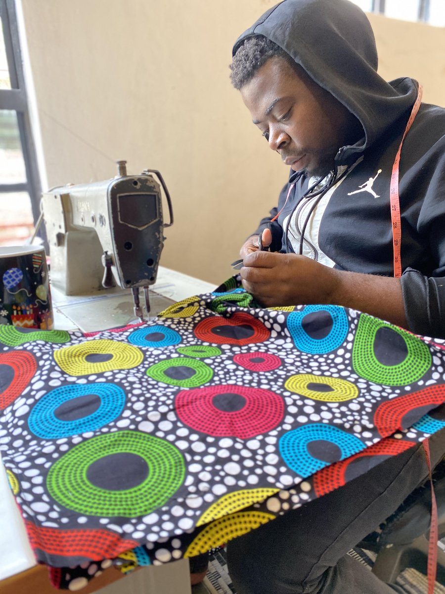 《🧵本日の製作過程👕》    

来月のPOPUPに向けて本日も絶賛製作中です👗
大人気商品のトートバッグを作るハイドン🧶
一つ一つ丁寧に縫製をかさねて大切に商品を作りあげていきます😌

POPUPまであと18日！皆様にお届けできる日が楽しみです✨

詳細はこちらnote.com/rahakenya/n/n7…