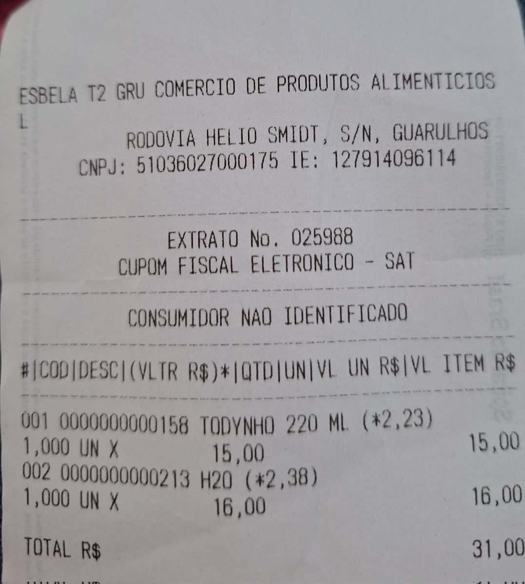 Idamonica's tweet photo. O q está acontecendo com a admin do Aeroporto  Inter de Guarulhos #Cumbica fui usar o elevador e estava MUITO sujo: espelho, portas, laterais, do tipo 1 ano sem limpar. O sanitário, imundo e c/problemas de manutenção. P/completar, um assalto: 1 toddynho R$15 e H2O 500ml R$ 16!!! https://t.co/YtKb4TRZTK