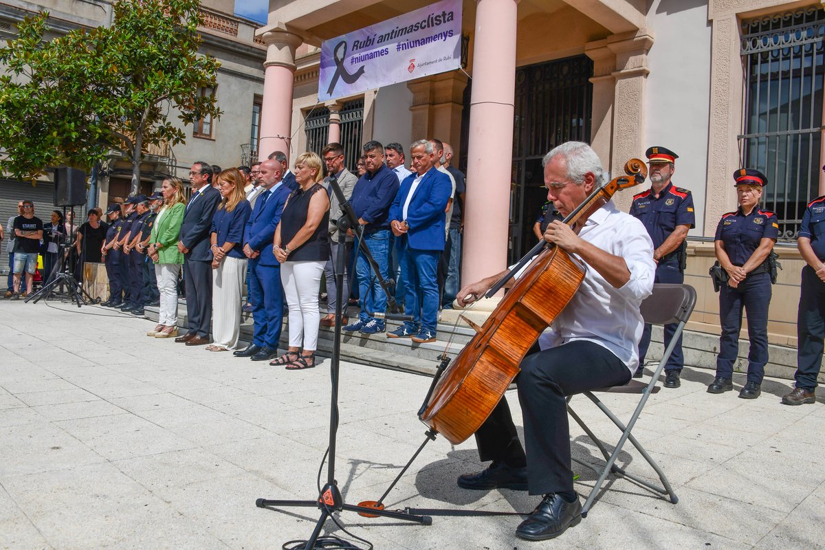 ⚫ Rubí recorda Pilar Muñoz i condemna totes les formes de violència masclista

🟣 Una concentració de rebuig i condemna a les portes de l’Ajuntament de Rubí ha recordat les víctimes del doble crim masclista de la setmana passada

➡️ ow.ly/mWnc50T6kvs

#rubicity