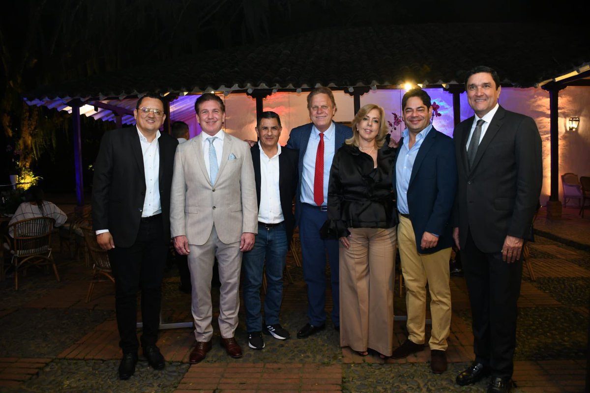 JCardenasRey's tweet photo. Bucaramanga hoy tiene las mejores canchas de Squash de Colombia. Cerrando el 2023 logramos diseñar, contratar, poner en marcha su construcción y hoy ya las disfrutan los jóvenes deportistas. Es una maravillosa noticia.

Gratitud con el expresidente @IvanDuque y con el entonces ministro @GHerreraCas, quienes con transparencia le apostaron al deporte y destinaron estos importantes recursos para nuestra ciudad bonita.

Una lástima que Santander no haya sido elegido como sede de los Juegos Nacionales, este habría sido un escenario perfecto e idóneo, a la altura de los mejores del mundo.

Ya logramos tener en el pasado eventos internacionales y nacionales, como la Copa América Femenina 2022; la capacidad en términos de infraestructura y empresarial está demostrada, solo falta una gestión eficiente pensada en el beneficio de la ciudadanía y no el bolsillo de algunos políticos. Hay que seguir trabajando.