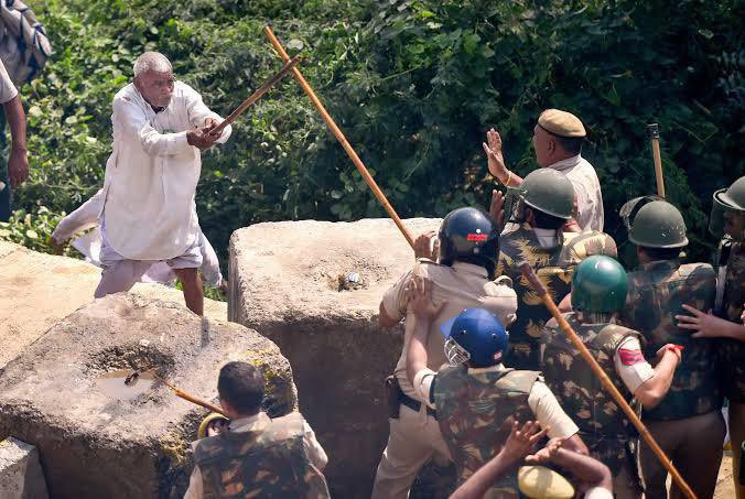 BajrangPunia's tweet image. किसानों के आंदोलन को बदनाम करने के लिए सत्ता के कंगन जीतने खनक रहे हैं, उससे पचास गुना तेज हमारे गाँव के लोग ये गीत गा रहे हैं…

ले मशालें चल पड़े हैं लोग मेरे गांव के 
अब अंधेरा जीत लेंगे लोग मेरे गांव के 

कह रही है झोपड़ी औ&apos; पूछते हैं खेत भी,
कब तलक लुटते रहेंगे लोग मेरे गांव…