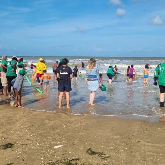 LMPositif's tweet image. 🇫🇷🏖️ Pour la « Journée des oubliés des vacances », 5 000 enfants ont profité d'une journée à Deauville grâce au Secours populaire ! Le but : permettre à ceux qui n’ont pas les moyens de partir de profiter tout de même de l’été ! 👏 (France Info)

📸 Marion Ferrère