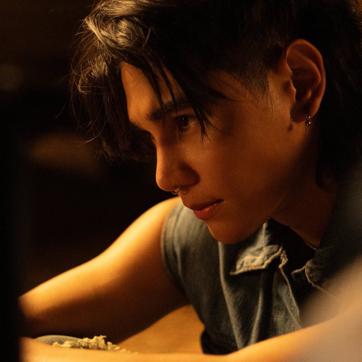 แต่เมื่อฉันได้พบเธอ 
ลมฝนที่ได้เจอ มันก็เปลี่ยนไปจากเคย