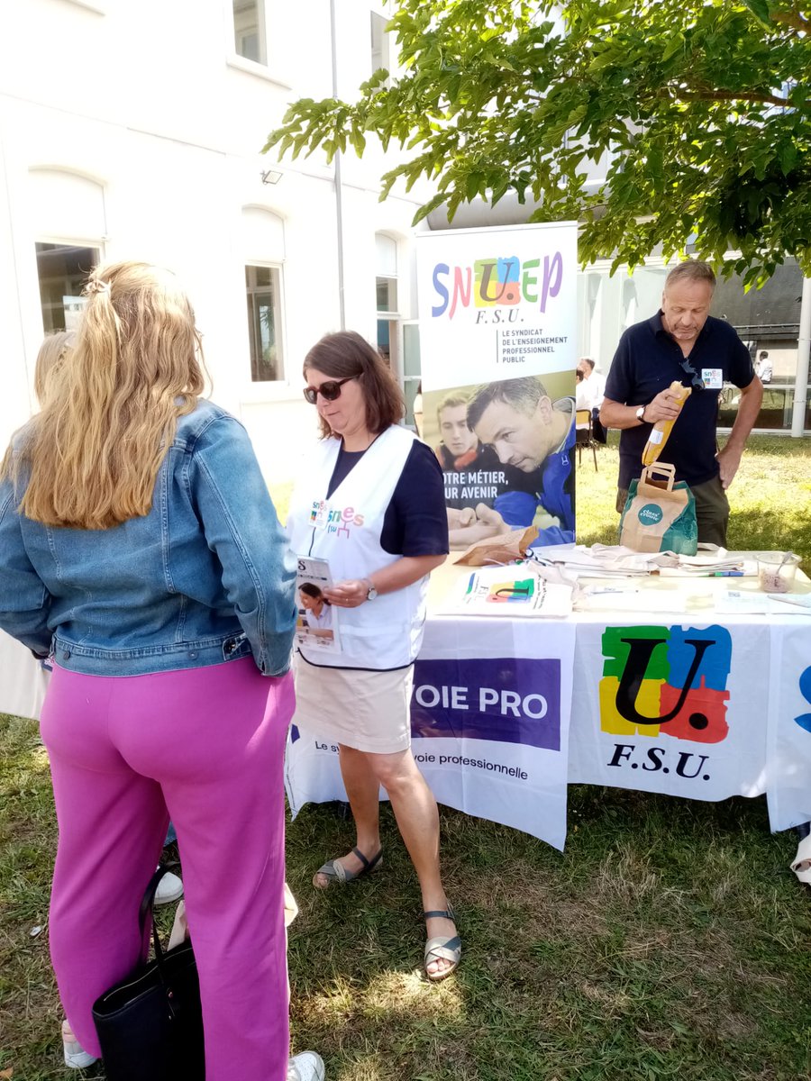 snesfsu44's tweet photo. Nous avons accueilli les professeur-es stagiaires pour leur première rentrée, aujourd’hui à Angers. Bonne année scolaire à elles et eux, avec le @SNESFSU ! https://t.co/2kfjLmzowI