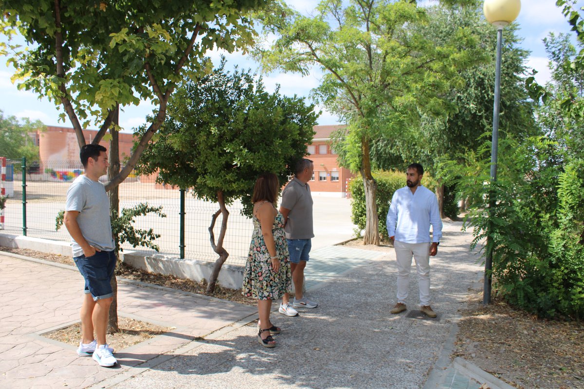 Ayto_Torres's tweet photo. El Alcalde  @joseteblanco , junto a varios concejales, visitó hoy el colegio Nuestra Señora del Rosario para revisar el avance de las obras de mejora realizadas este verano.

📍 La accesibilidad y la pintura de aulas principales ejes de actuación 👉https://t.co/4Quq4KYI5l https://t.co/yolwoZ7EhV