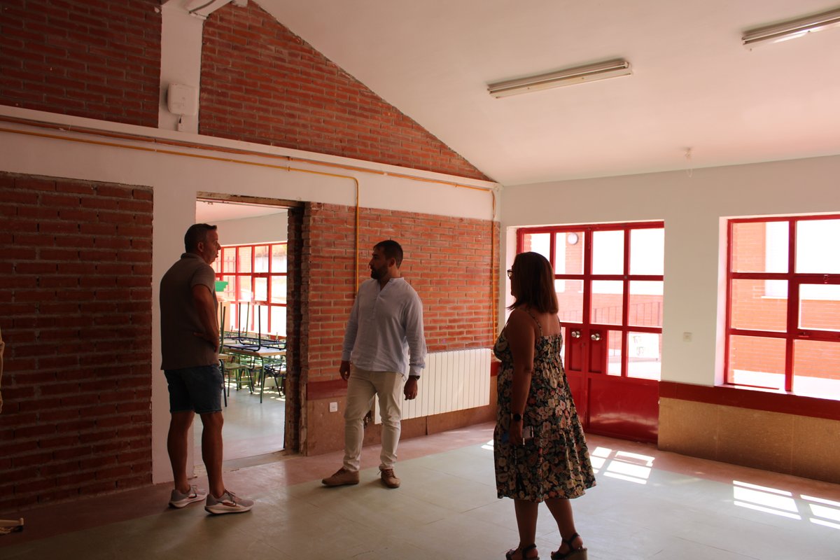 Ayto_Torres's tweet photo. El Alcalde  @joseteblanco , junto a varios concejales, visitó hoy el colegio Nuestra Señora del Rosario para revisar el avance de las obras de mejora realizadas este verano.

📍 La accesibilidad y la pintura de aulas principales ejes de actuación 👉https://t.co/4Quq4KYI5l https://t.co/yolwoZ7EhV