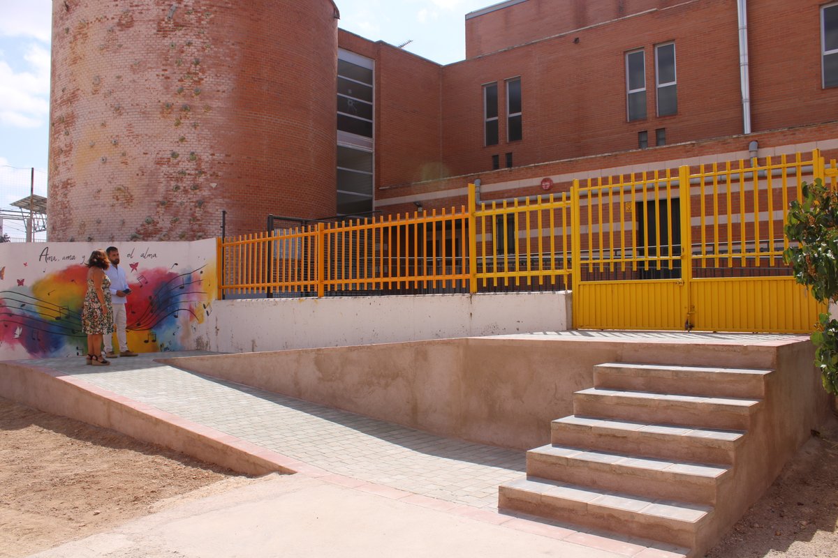 Ayto_Torres's tweet photo. El Alcalde  @joseteblanco , junto a varios concejales, visitó hoy el colegio Nuestra Señora del Rosario para revisar el avance de las obras de mejora realizadas este verano.

📍 La accesibilidad y la pintura de aulas principales ejes de actuación 👉https://t.co/4Quq4KYI5l https://t.co/yolwoZ7EhV