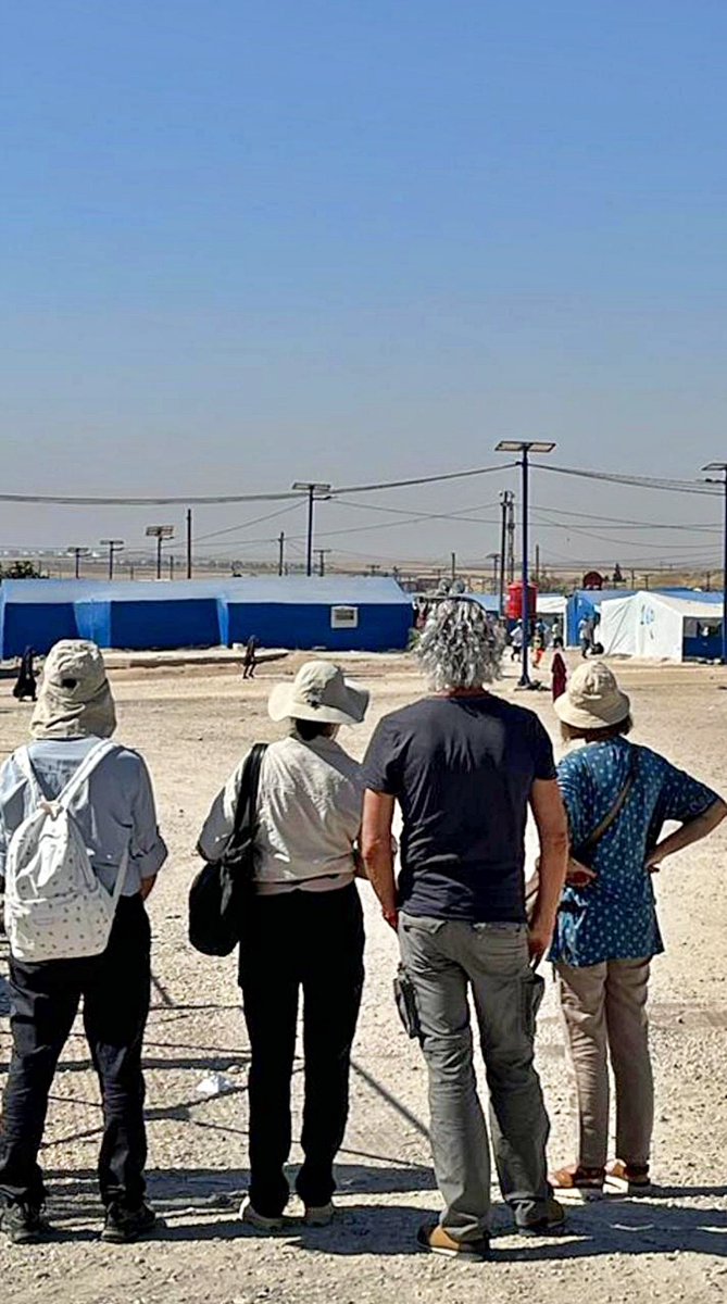 dose_marie's tweet photo. 📌 Nous quittons la Syrie, le camp Roj, les centres Houri et Orkesh, et la prison d’Alaya où tant d’enfants et d’adolescents français sont détenus depuis des années. Certains y meurent à petit feu, d’autres tentent de se suicider. Tous ne sont que souffrance, carences, maladies et blessures. La France, en toute conscience, les laisse dépérir. Des grands-parents du Collectif (@FamillesDes) ont serré leurs petits-enfants dans leurs bras pour la première fois depuis très longtemps. Les laisser derrière nous est insupportable. ✒︎ #rapatriezles