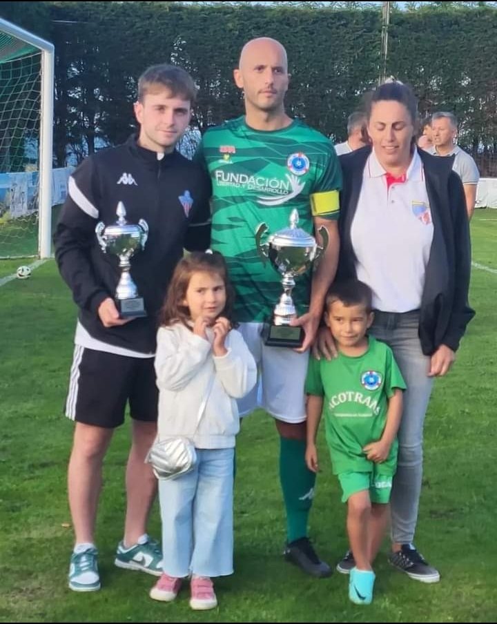 🏆 Pretemporada 2.024/25 ➡ PARTIDO HOMENAJE A MANUEL FEITO BARRERO
📅 25/08/24
🏡 "El Campón"
<a href="/PuertodeVegaCF/">Puerto de Vega C.F.</a> - 3 🆚 Navia C.F. - 1 (Kayce) 
📷 Puerto de Vega C.F.