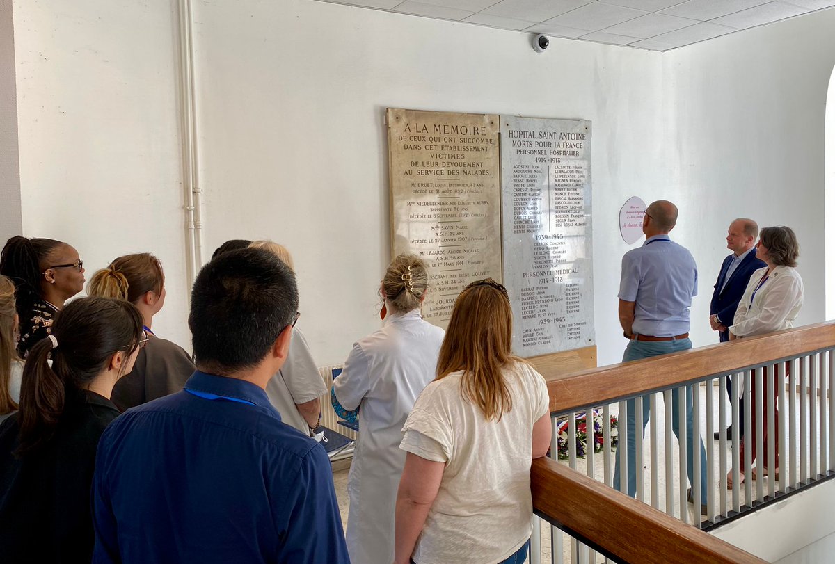 En Image📸 | La cérémonie commémorative des 80 ans de la Libération de Paris s'est tenue aujourd'hui à Saint-Antoine. Les professionnels de l'hôpital se sont réunis à la mémoire de celles et ceux qui ont donné leur vie pour libérer Paris.