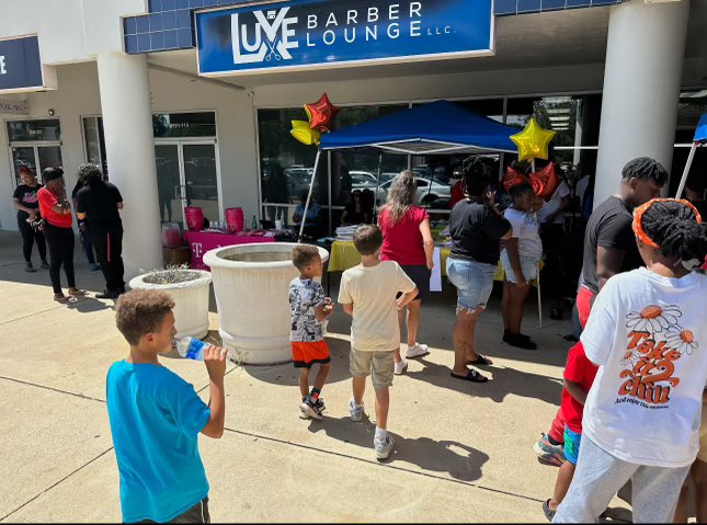 _LindaLarsen's tweet photo. Working with the Raleigh community for Back To School Haircuts! @TMobile #LookingGoodIsFeelingGood https://t.co/utdRHUSL7H