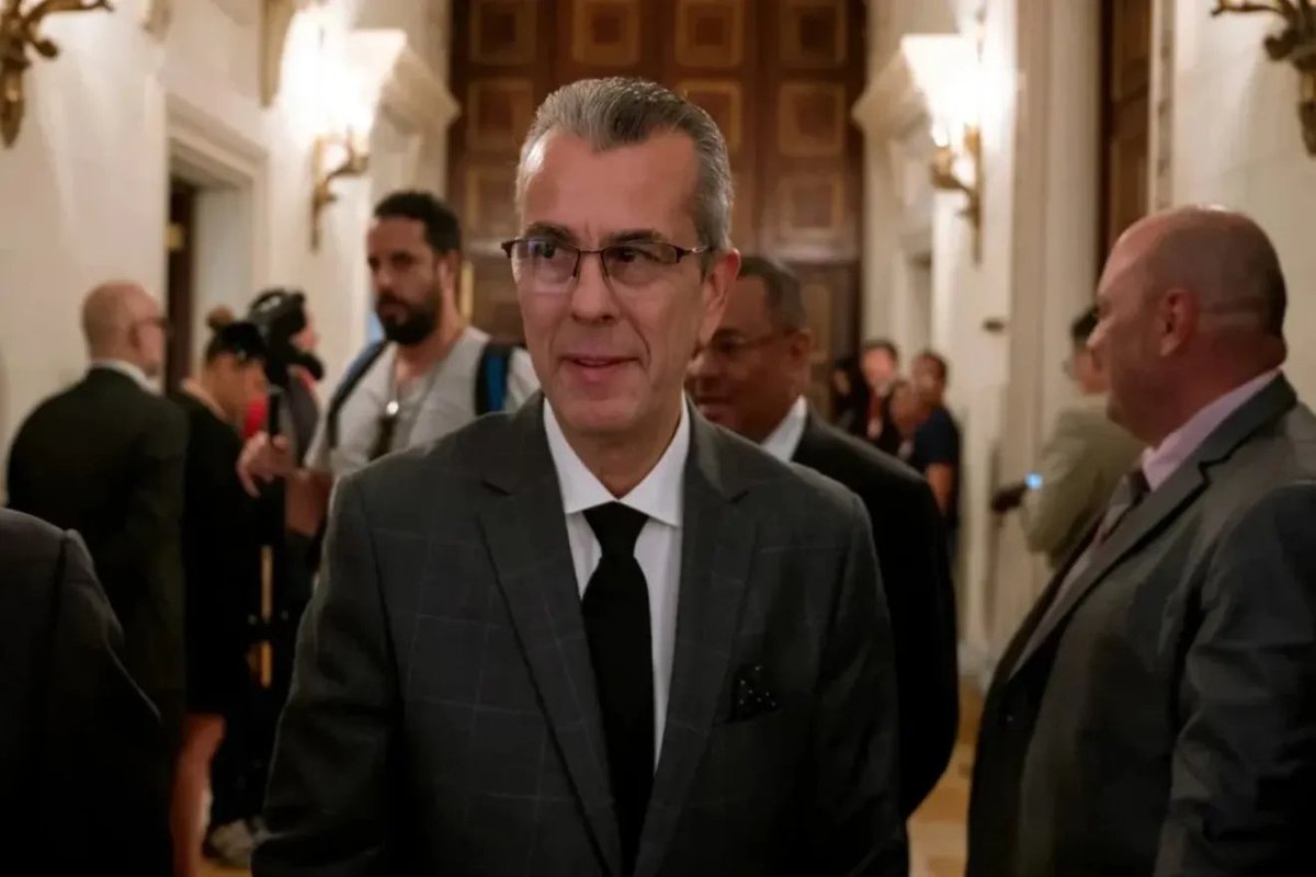 La reaparición de Delpino y sus declaraciones representan un duro golpe a Nicolás Maduro y su régimen. 

Abro hilo analizando la entrevista que concedió el rector del CNE al New York Times desde la clandestinidad. 👇