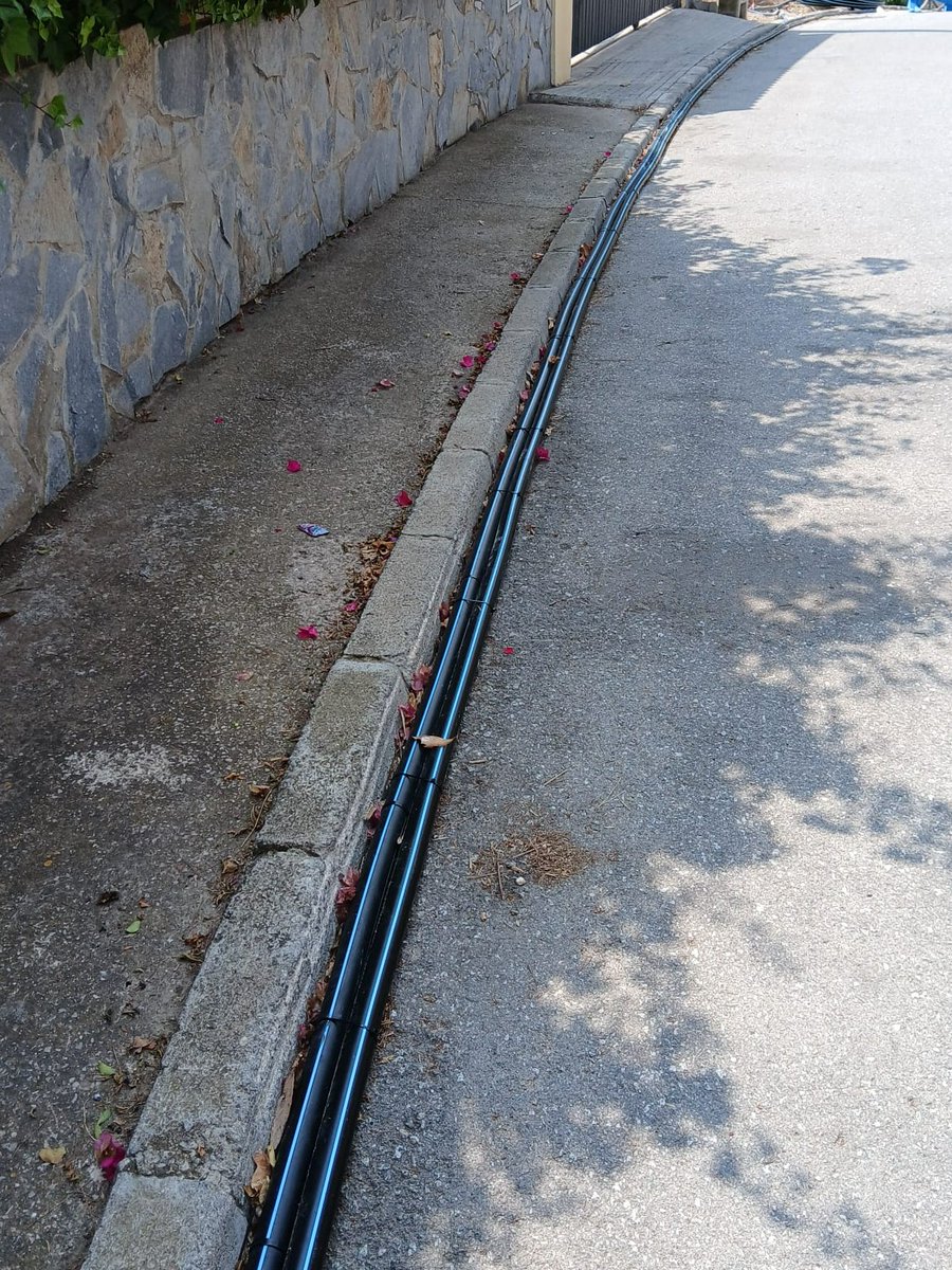 ajcubelles's tweet photo. 🚧 La regidoria d’Obres i Serveis i Infraestructures i l’empresa @Agbar han iniciat la instal·lació d’una canonada provisional a la urbanització de #MasTrader, on en les darreres setmanes s’han registrat diverses fuites, que han requerit actuacions puntuals.
⬇️ https://t.co/af2WuYdfQu