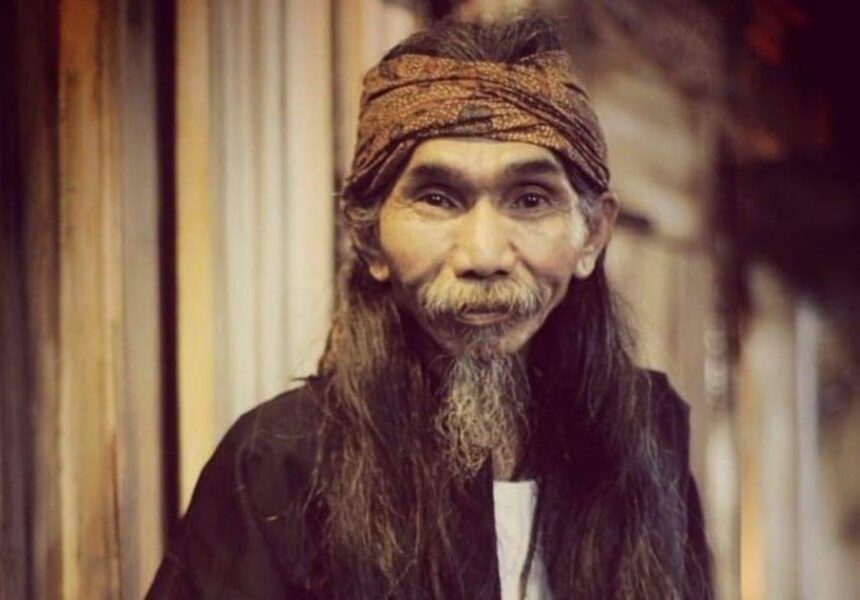 RickyBrahmana's tweet photo. @narkosun @kikysaputrii Mbah ini ketemu saingannya. https://t.co/nTTqTBcV6p