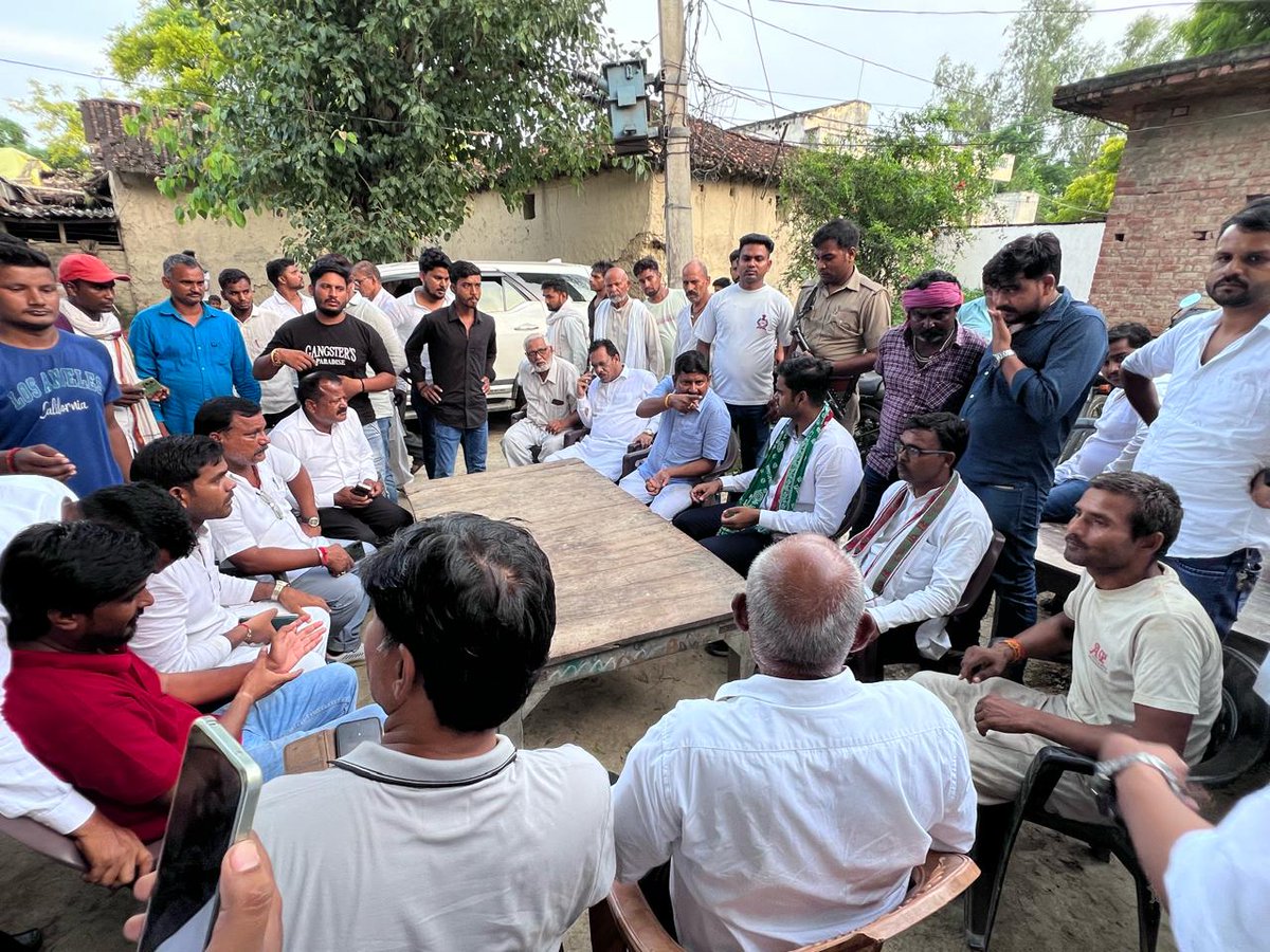 Pushpendra_MP_'s tweet photo. आज बीरबल का पुरवा, बाबागंज (प्रतापगढ़) गांव में दो भाइयों के आकस्मिक तालाब में डूबने की दुर्घटना की सूचना मिलने पर अत्यंत दुख हुआ। परिवार से मिलकर शोक संवेदना व्यक्त की गई और उन्हें उचित सहायता प्रदान करने के निर्देश दिए गए।

#demise #ConstituencyEngagement #JanSampark https://t.co/foKXPuatV1
