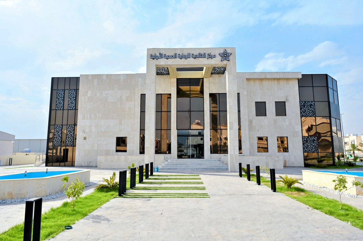 كما تشرفت بزيارة عدد من مراكز الرعاية الصحية الأولية المطورة التي تم تدشينها اليوم من قبل سمو أمير المنطقة، لترتفع كفاءتها وتندمج مع المجتمع للقيام بدورها ضمن التحول الصحي الذي يرتكز على الرعاية الأولية وتمكين دور طبيب الأسرة.