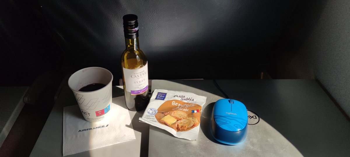 Gigi Fox (@gigifosque) on Twitter photo Merci beaucoup à <a href="/AirFranceFR/">Air France FR</a> d'avoir maintenu le snack et le vin offert en classe éco. Cela rends le vol beaucoup plus agréable et plaisant que la concurrence Merci beaucoup à <a href="/AirFranceFR/">Air France FR</a> d'avoir maintenu le snack et le vin offert en classe éco. Cela rends le vol beaucoup plus agréable et plaisant que la concurrence