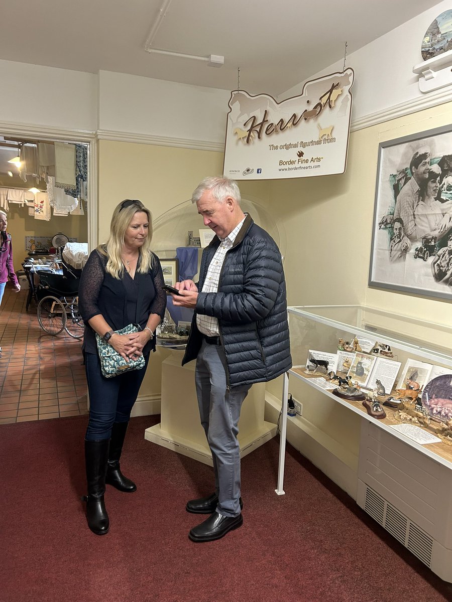 DogsUnderstood's tweet photo. What an absolutely lovely man and certainly one of my highlights meeting you.
Thank you @peterwrightvet and @linwright17 for your precious time. https://t.co/B1ctOPuoAf