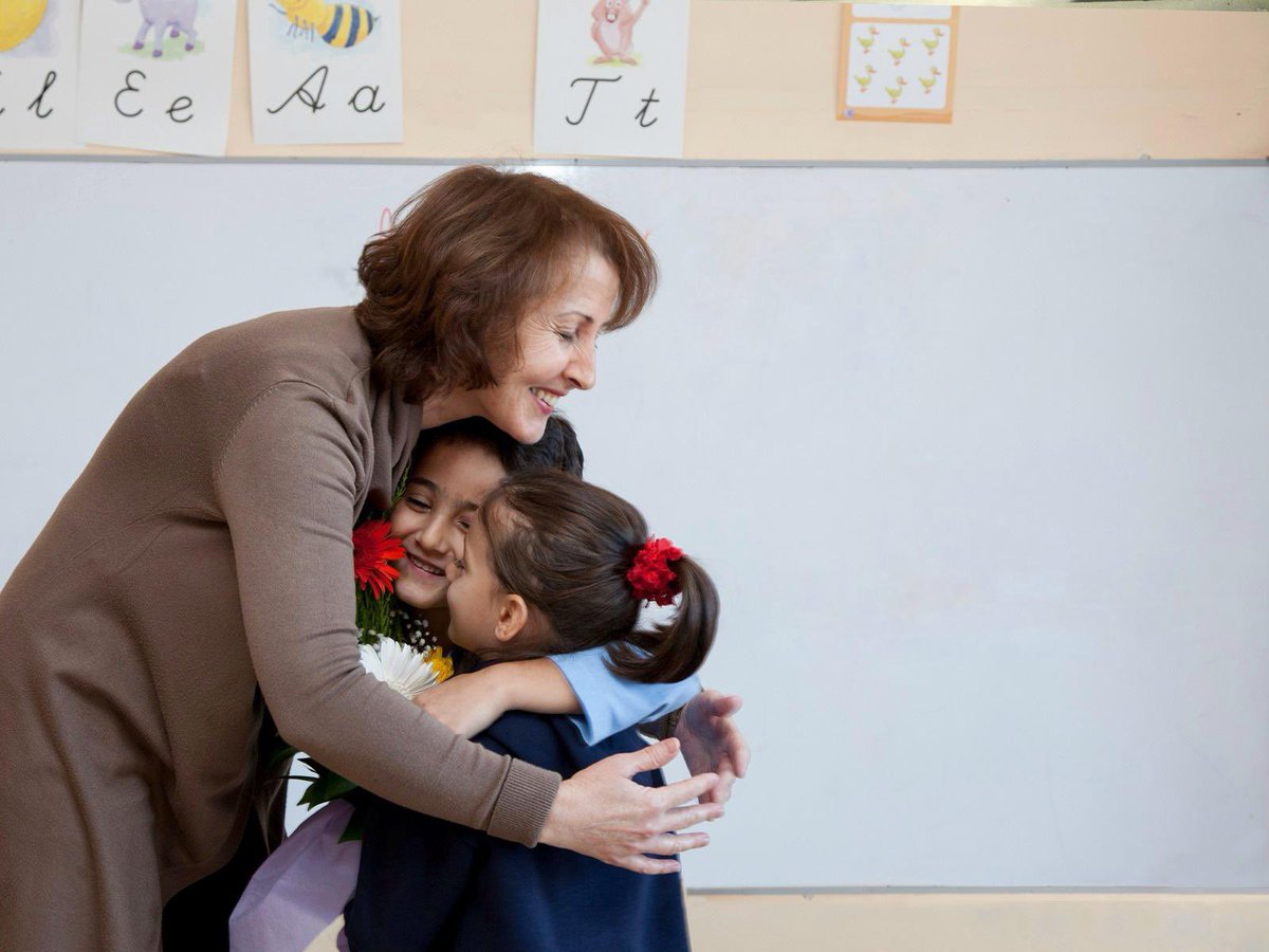 tcmeb's tweet image. 📣 “24 Kasım Öğretmenler Günü” Genelgesi Yayımlandı

Öğretmenlerin ilmi, irfanı ve vicdanıyla bireylerinki kadar toplumların geleceğini de şekillendiren yegâne rehberler olduğu vurgulanan genelgede, çeşitli etkinliklerle kutlanacak “24 Kasım Öğretmenler Günü” haftasında…