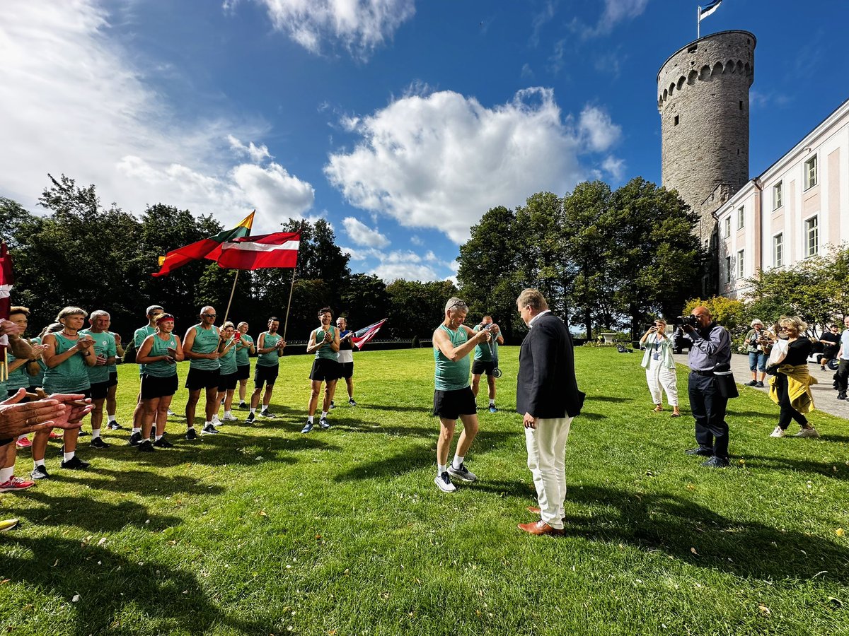 RaMurmoka's tweet photo. Participants of 33rd commemorative run 🏃🏼🏃🏻‍♀️🏃🏼‍♂️ dedicated to the #BalticWay, repeating the path of the unique human chain that joined 🇱🇹🇱🇻🇪🇪 back in on August 1989, reached Tallinn today and were greated by the Speaker of #Riigikogu H.E. Lauri Hussar #BalticUnity #StrongerTogether https://t.co/LCYD0ZuLGv