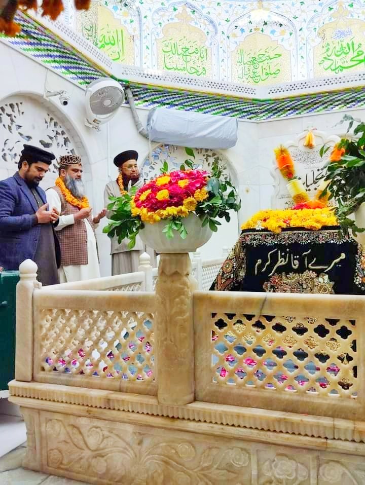 برصغیر پاک و ہند میں گلشن اسلام کی آبیاری میں حضرت داتا گنج بخش رحمۃ اللہ علیہ کا کلیدی کردار ہے۔ آپ کی درگاہ برصغیر میں روحانیّت کی پارلیمنٹ کا درجہ رکھتی ہے۔ آپ کی شہرہ آفاق تصنیف”کشف المحجوب“ رموزِ تصوف اور عقائد اسلامی کا ایک حسین گلدستہ ہے۔