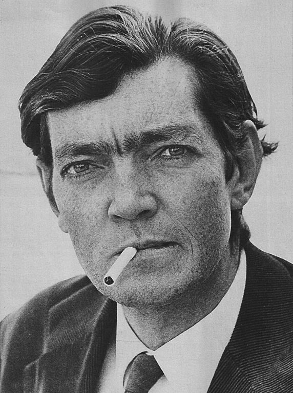 "Si me ves por alguno de tus pensamientos, abrázame que te extraño."

Julio Cortazar.

A 110 años de su nacimiento.