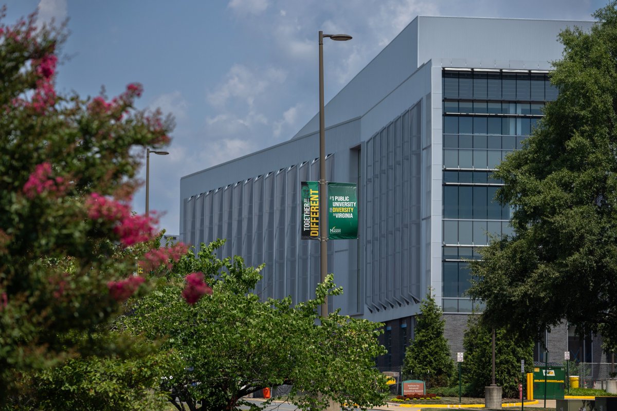 GeorgeMasonU's tweet image. First day of school emotions...

The start of something #AllTogetherDifferent...

#Welcome2Mason, Patriots! Have an amazing first day of the new semester! #MasonNation 💚💛😭

#Mason2025 #Mason2026 #Mason2027 #Mason2028

📷: OUB/@Mason_Korea