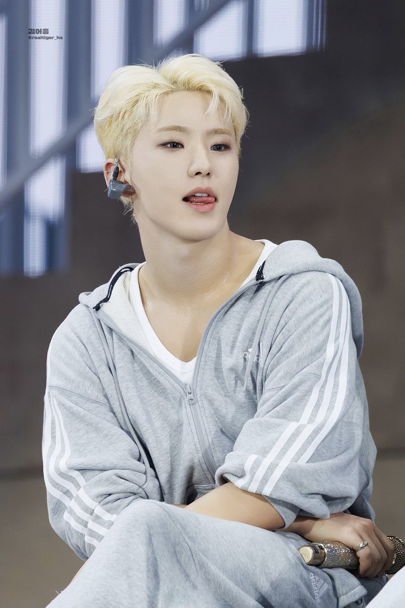 realtiger_hs's tweet photo. 240724 CARAT LAND
소녀의 마음을 복잡하게 하는 것...
아디다스 호시...
#호시 #HOSHI
#세븐틴 #SEVENTEEN https://t.co/mRYW61FUXX