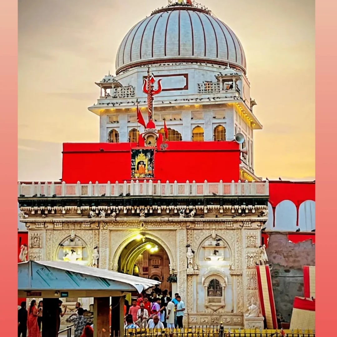 🚩 !!सुख दिनों दुख मेटनो माँ करणी रो नाम,
       चरण शरण दे चारणी पुन पुन करु प्रणाम!!
                     🚩 जय मां करणी 🙏