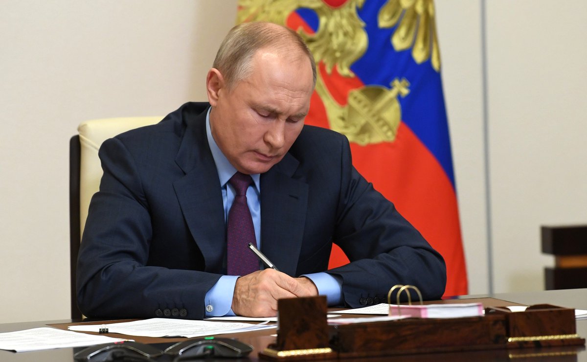 RusBotschaft's tweet image. 🇷🇺 Der russische Präsident Wladimir Putin unterzeichnete ein Dekret über die Bereitstellung humanitärer Unterstützung für Personen, die traditionelle russische spirituelle und moralische Werte teilen.
Ausländische Staatsbürger und Staatenlose können zusätzlich zu Quoten und…