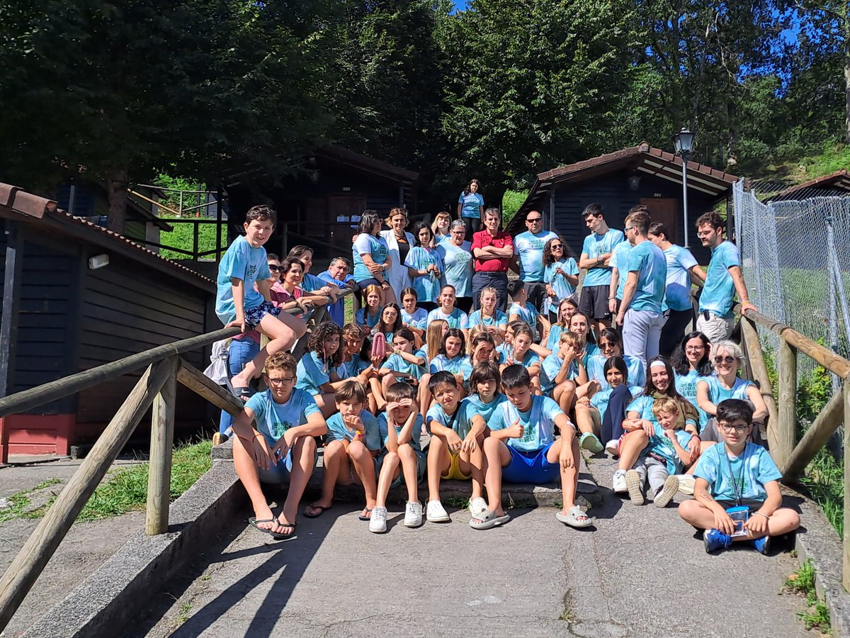 astursalud's tweet photo. 🏕La directora general de Cuidados y Coordinación Sociosanitaria, Rocío Allande, acompañó hoy a los participantes en 𝗲𝗹 𝗰𝗮𝗺𝗽𝗮𝗺𝗲𝗻𝘁𝗼 𝗲𝗱𝘂𝗰𝗮𝘁𝗶𝘃𝗼 𝗽𝗮𝗿𝗮 𝗻𝗶ñ𝗼𝘀 𝘆 𝗷ó𝘃𝗲𝗻𝗲𝘀 𝗰𝗼𝗻 𝗱𝗶𝗮𝗯𝗲𝘁𝗲𝘀 que organiza @ASDIPAS en el Palacio de la Teyería, en Mestas de Con.

⛺️Allande compartió la penúltima jornada de convivencia en este campamento y aprovechó para  reconocer la labor de Asdipas.

🏕El campamento constituye una iniciativa fundamental en la educación sanitaria y el apoyo al ir más allá de ser una simple experiencia recreativa al ser un espacio de aprendizaje, apoyo y crecimiento personal para los participantes, así como un alivio temporal para las familias.