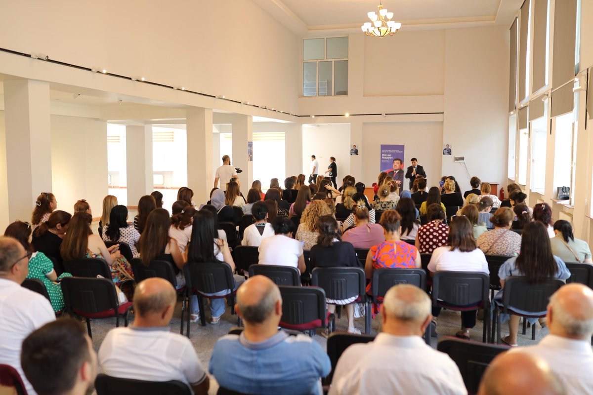 Bu gün Xırdalan şəhərində seçicilərlə növbəti görüşümüzü keçirdik.

Görüşdə xitab etdiyim kimi, əziz seçicilər, gəlin, Qalib Dövlətimizin tərəqqisi naminə məsul olduğumuz sahələrdə daha inamla çalışaq.

Siz etimad göstərəcəyiniz təqdirdə Abşeronda aktual məsələlərin həllinə