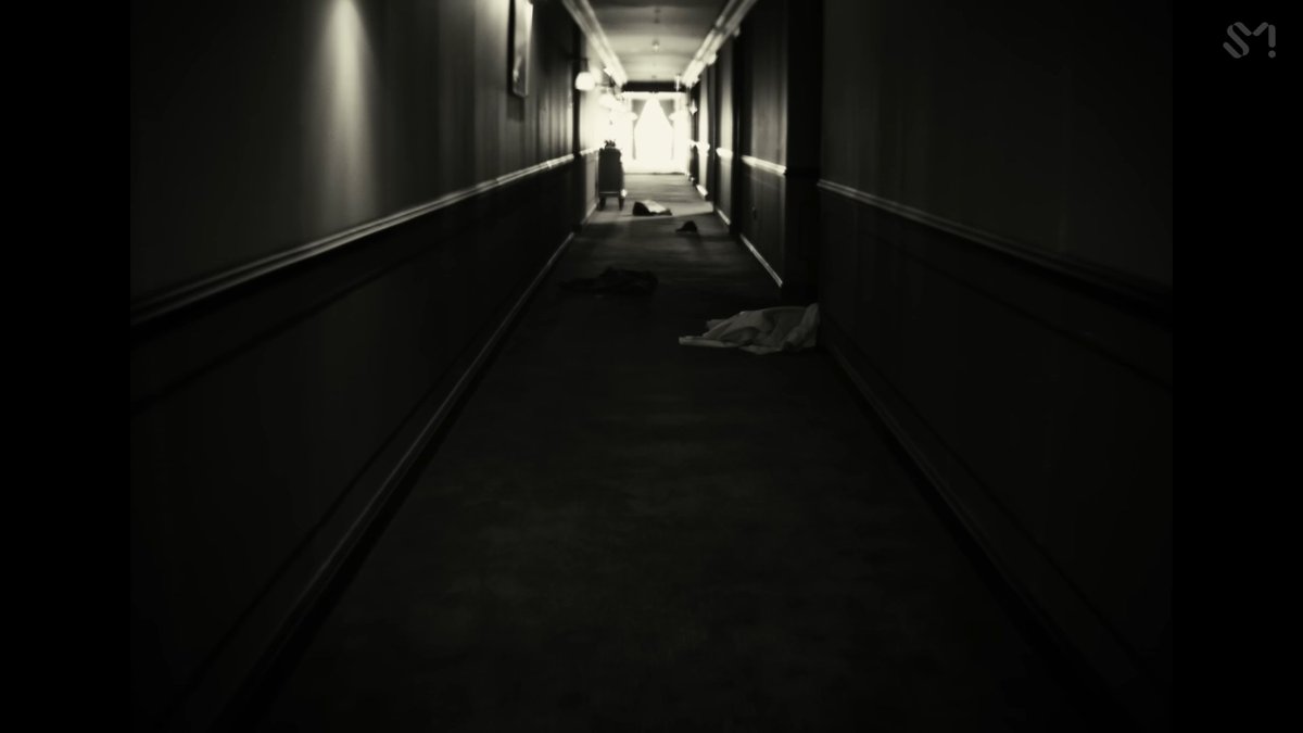 보도자료로 '나르시시즘'에 관한 뮤비다 라고 안 풀었으면 약간 반전으로 작용할 수 있었던 부분인 거 같음...

아무래도 호텔 = 금사 장소,, 이미지가 있는데 트렌치 위에 자켓 입을 정도로 변장해놓고 엘베내리고 맘이 급해서 복도에 다 벗고 던지고 들어가는 걸 보면 연인에게 가는 건가? 싶은데