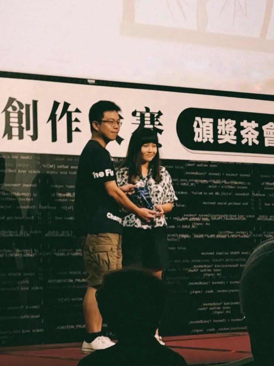 AntWeiyi's tweet photo. 謝謝！真的很榮幸得到獎。
一直以來很想成為漫畫家。
這ㄧ路上經歷很多事，
我曾經很不理解為什麼要遇到這些挫折。

某天我被一段話所感動，
梅莉史翠普在金球獎的得獎致詞，
她說：「將你破碎的心，化為藝術。」
（留言續��� https://t.co/djvWH6MxW4