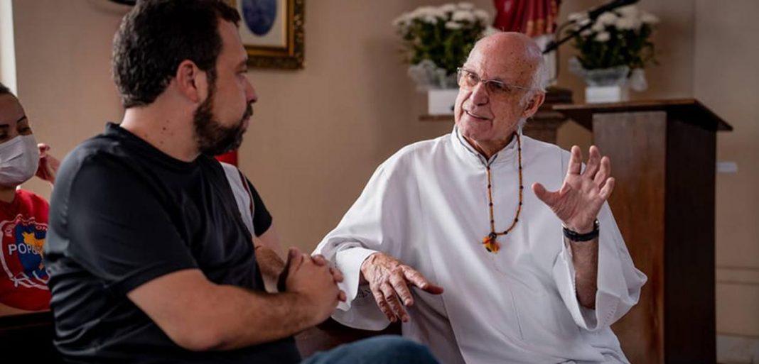 Boulos doou auxílio-mudança da Câmara ao padre Júlio Lancellotti para ações sociais. R$ 30 MIL para custear o trabalho social do pároco. Boulos é o único candidato que sabe da urgência de quem tem fome e vive na rua. Ao contrário dos seus oponentes, um rouba o dinheiro via golpe