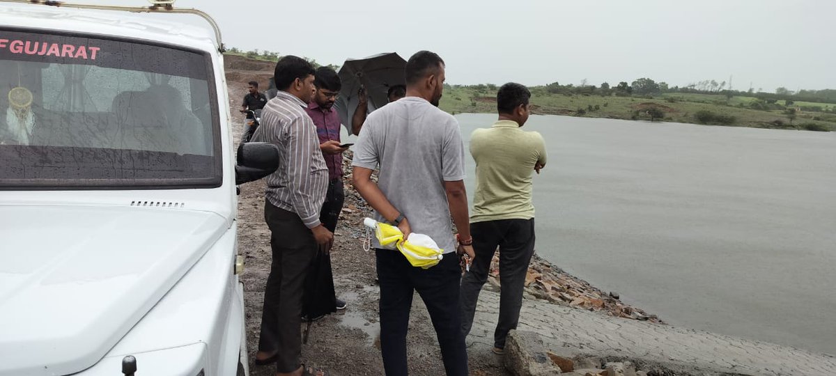 ભારે વરસાદના પગલે તાલુકાની દેવધરી અને સરતાનપર નાની સિંચાઈ યોજના ઓવરફ્લો થવાના કિસ્સામાં વિછીયા તાલુકાના દેવધરી, આકડીયા, બેલડા અને સરતાનપર ગામોની મુલાકાત કરવામાં આવી અને ગામ લોકોને નદીમાં પટમાં અવરજવર ન કરવા અને તકેદારી રાખવા સૂચના આપવામાં આવી.