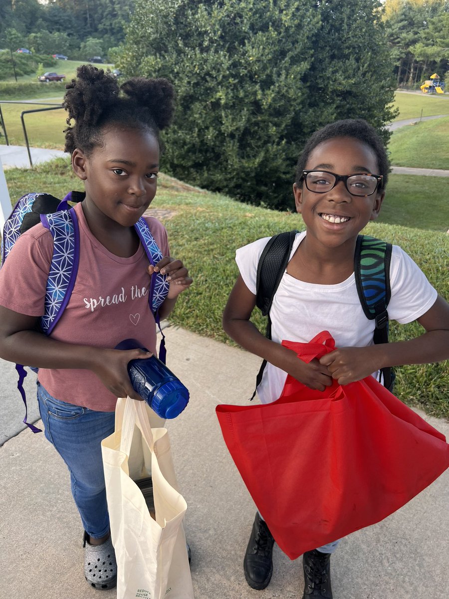 Lots of smiling faces on the First Day of School at Sand Hill-Venable Elementary!
✏️📚🚌<a href="/BuncombeSchools/">Buncombe Schools</a>