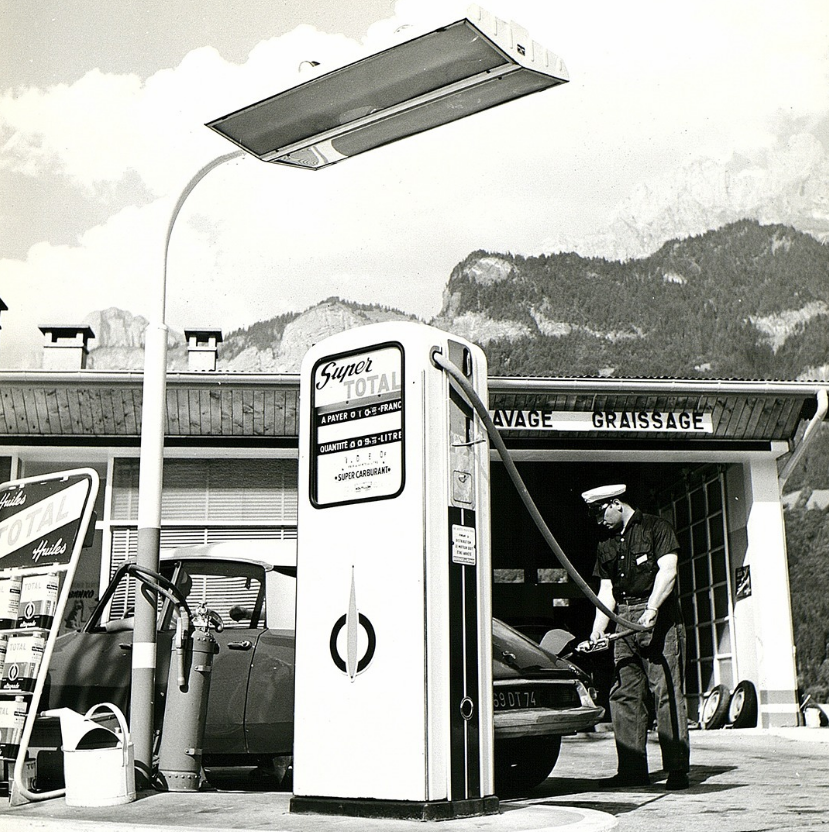 Memoire2cite's tweet photo. Rétro Station Service ⛽️ Total⛽️ le pompiste en 1964 pour une virée inoubliable en Haute-Savoie ! 🕰️ ⛰️ Les archives de TOTAL ENERGIES #stationservice #vintage #voitureancienne #60s #Auto #pompiste #ClassicCar #VintageVibe #Nostalgie https://t.co/NE4BLfN035
