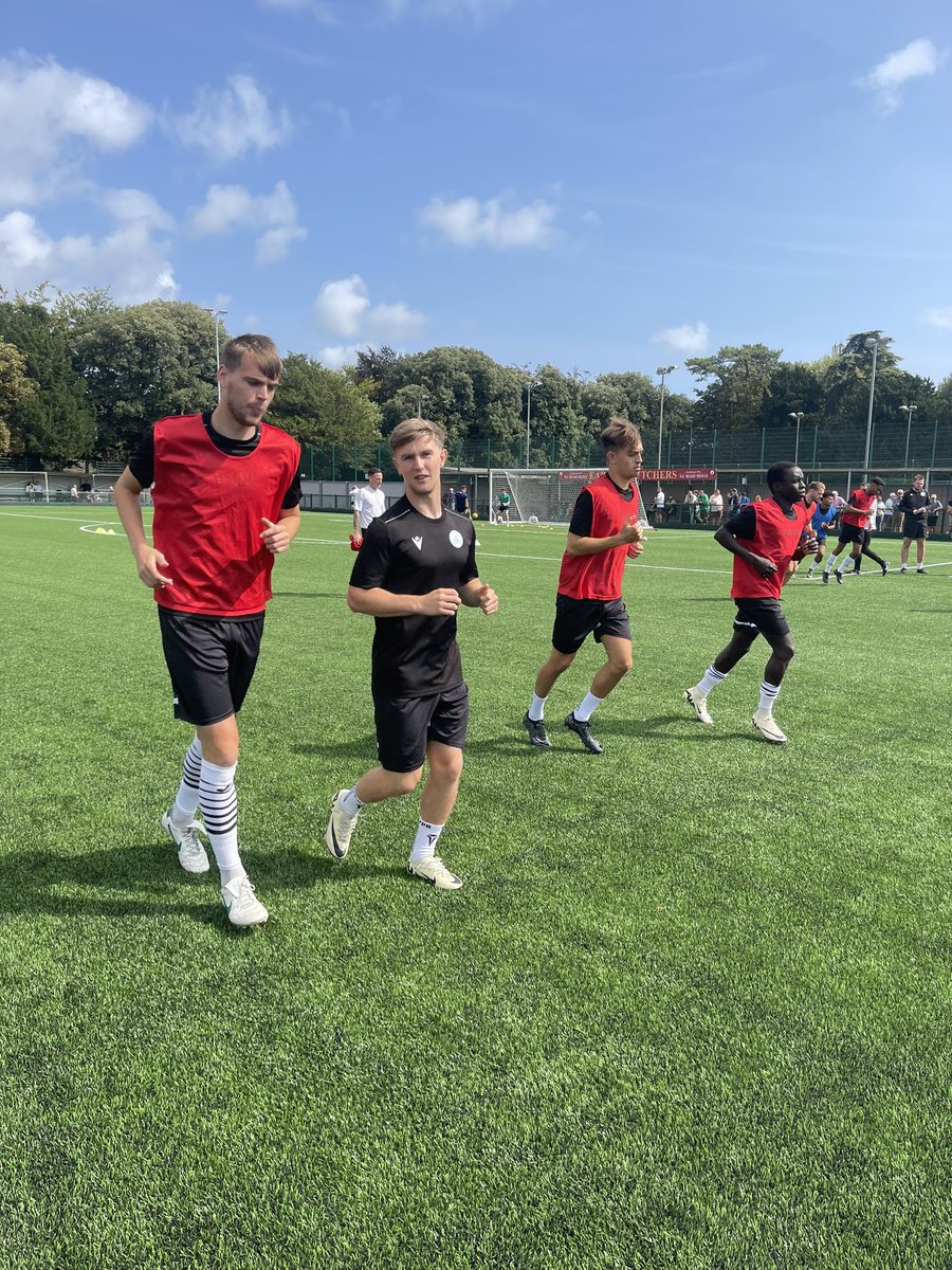 ChiCityFC's tweet photo. It’s @IsthmianLeague derby day at Oaklands, @ChiCityFC take on @rocks1883 in about half hours time.
#CHIBOG ⚪️⚫️
#IsthmianLeague #football #chichester #bognor https://t.co/BIyYZMYtG3