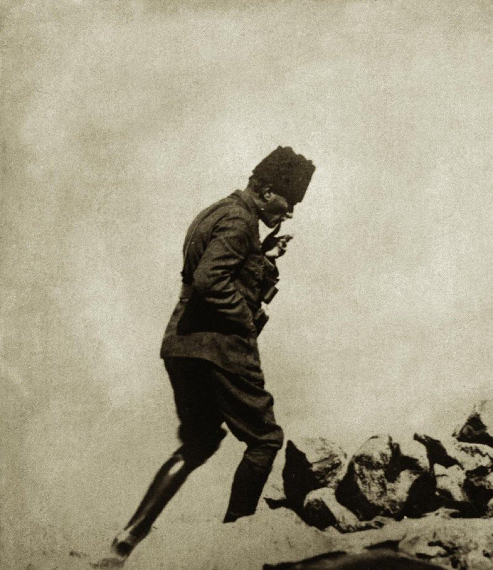 TarihteOan's tweet photo. 26 Ağustos 1922; Başkomutan Gazi Mustafa Kemal Paşa, Büyük Taarruz sabahı Afyon Kocatepe'de. https://t.co/mWVjcsJRYt