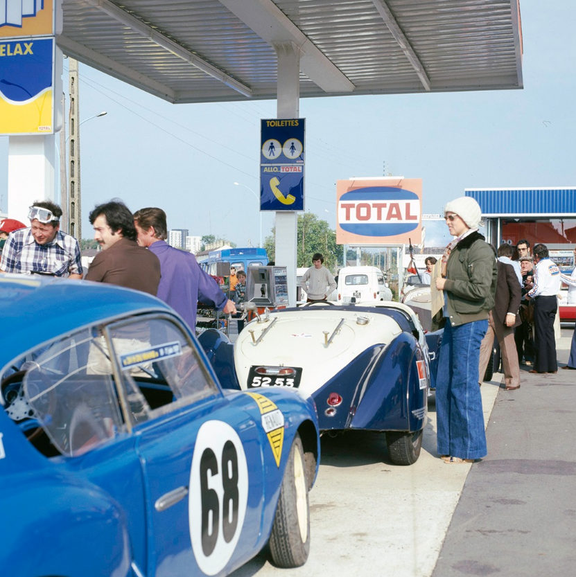Memoire2cite's tweet photo. Rétro Station Service ⛽️ Total ⛽️ Rallye Le Mans - Paris de 1978 ! 🚗💨. Les archives de TOTAL ENERGIES #stationservice #vintage #voitureancienne #60s #Auto #pompiste #ClassicCar #VintageVibe #Nostalgie https://t.co/3QfyShJAcE