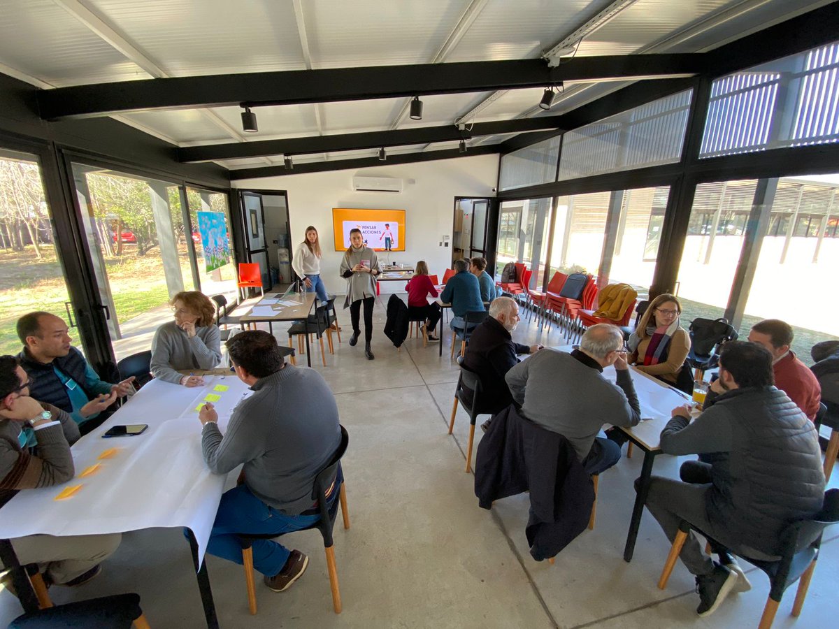 El 23/8 fue el segundo encuentro de #VETBUS, un proyecto que conecta el ámbito académico con la industria🔗. Estudiantes ganan experiencia práctica y empresas se nutren de nuevas ideas y talentos 💡.