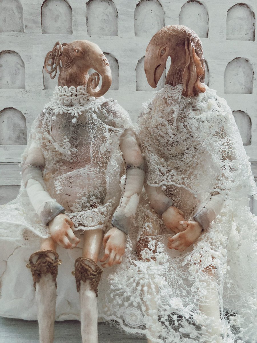 向かって左からカクーリアとウラーニア
Sipka <a href="/kotoritaichou/">ことり隊長</a> 様にてお取り扱い中です。通販サイトに説明文などもありますのでご覧いただけましたら嬉しいです。
数年振りに納品した子たちです。

☟Sipka様の通販サイトはこちら☟
shop.sipka.jp/products/list?…

#doll #人形 #art