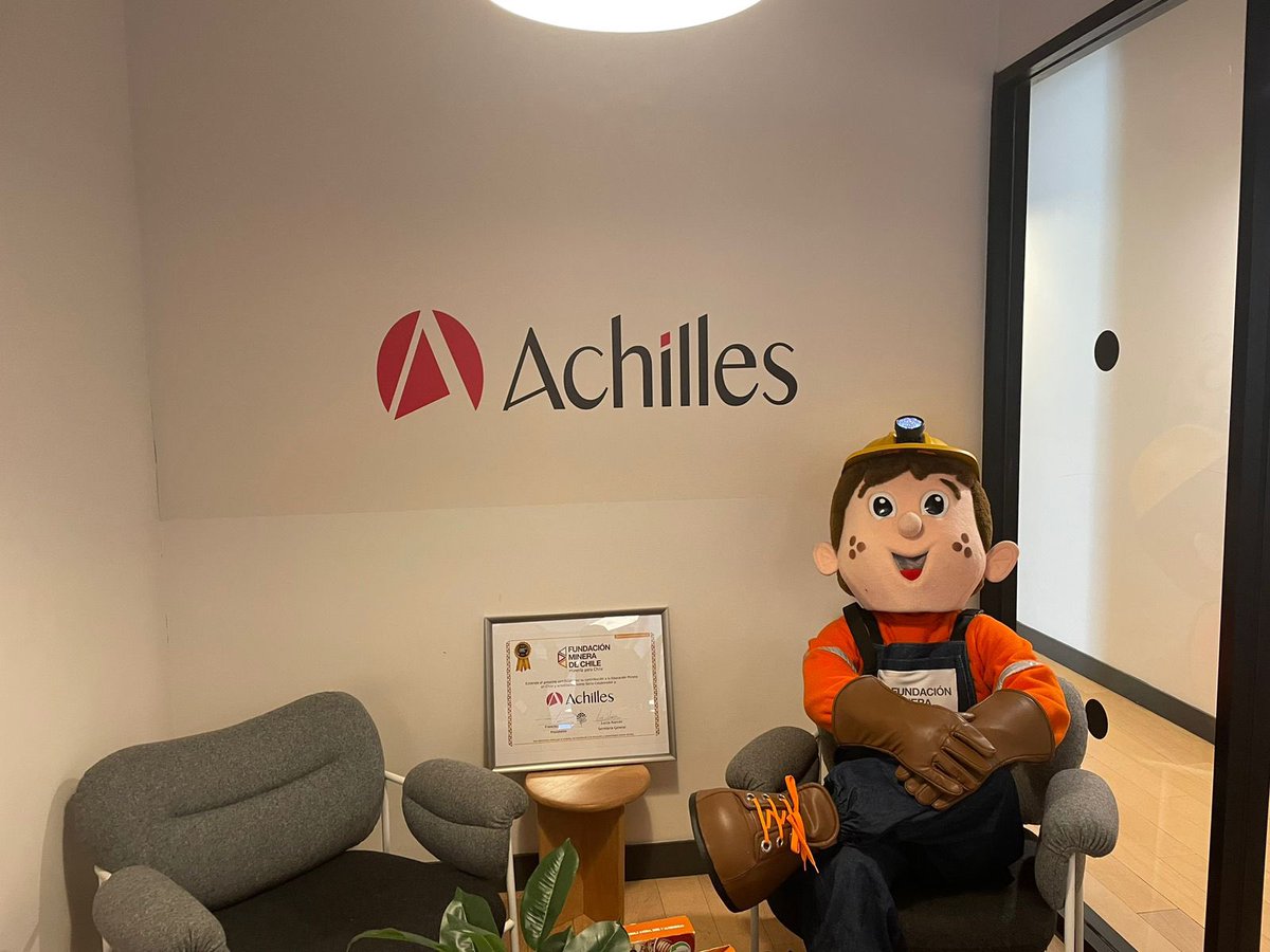 Continúa la campaña del #mesdelamineria junto a minerito recorriendo Chile. En esta oportunidad visitamos a nuestro socio colaborador ACHILLES y sumar a sus trabajadores para ayudarnos a difundir con folletos educativos lo que la minería hace posible en nuestra vida cotidiana🏆
