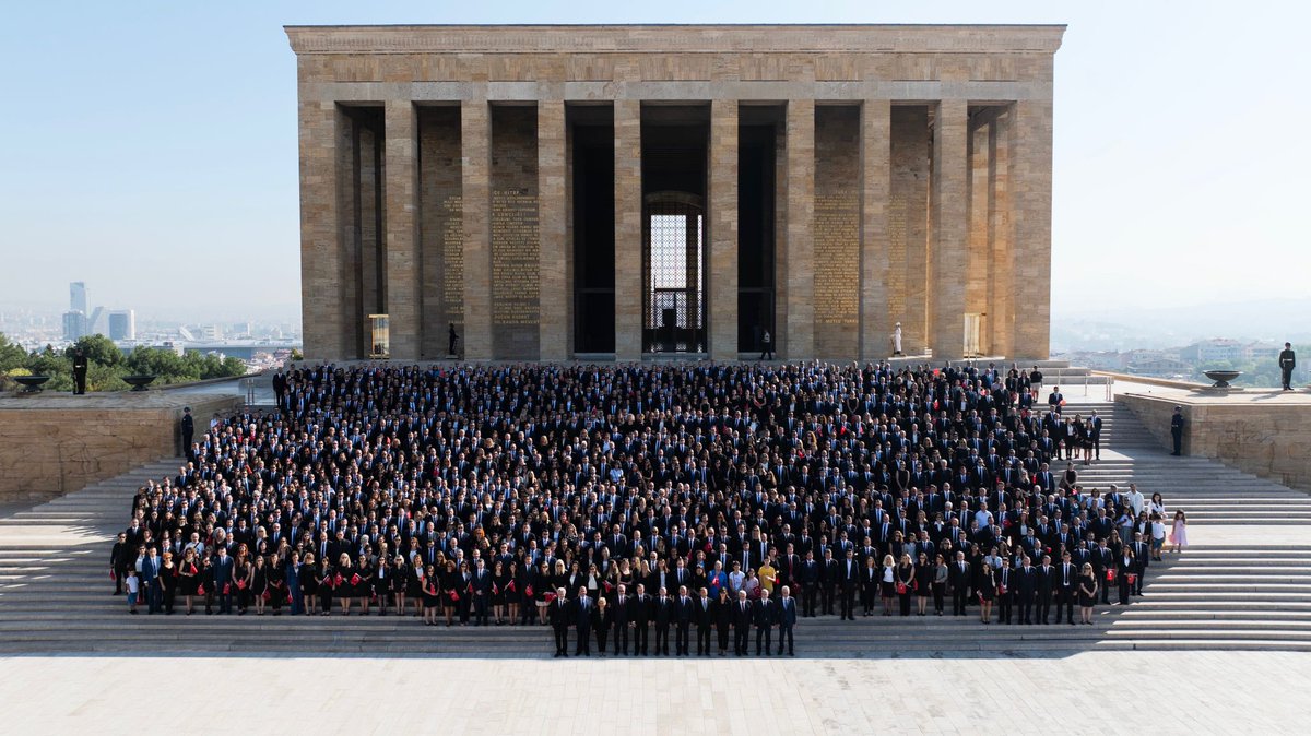 Yurdumuzun dört bir yanından çalışma arkadaşlarımızla Atamızın huzuruna çıkarak, Aziz Hatırası önünde saygı, minnet ve özlemle eğildik. 100. kuruluş yıl dönümümüze ulaşmanın gururunu ve mutluluğunu yaşıyor, Kurucumuz Büyük Önder Gazi Mustafa Kemal Atatürk'ün işaret ettiği kuruluş