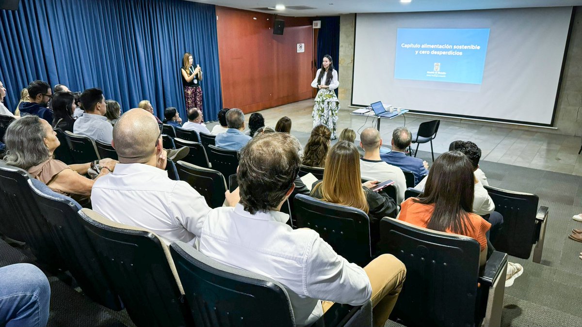 SantiNarvaezL's tweet image. #conectados Estamos en la firma del Capítulo Alimentación Sostenible y Cero Desperdicio.

Gran alianza por una Economía Circular y aporte a la Alianza Medellín Cero Hambre.👏🏼