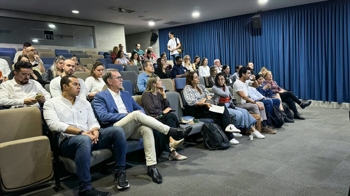 SantiNarvaezL's tweet image. #conectados Estamos en la firma del Capítulo Alimentación Sostenible y Cero Desperdicio.

Gran alianza por una Economía Circular y aporte a la Alianza Medellín Cero Hambre.👏🏼